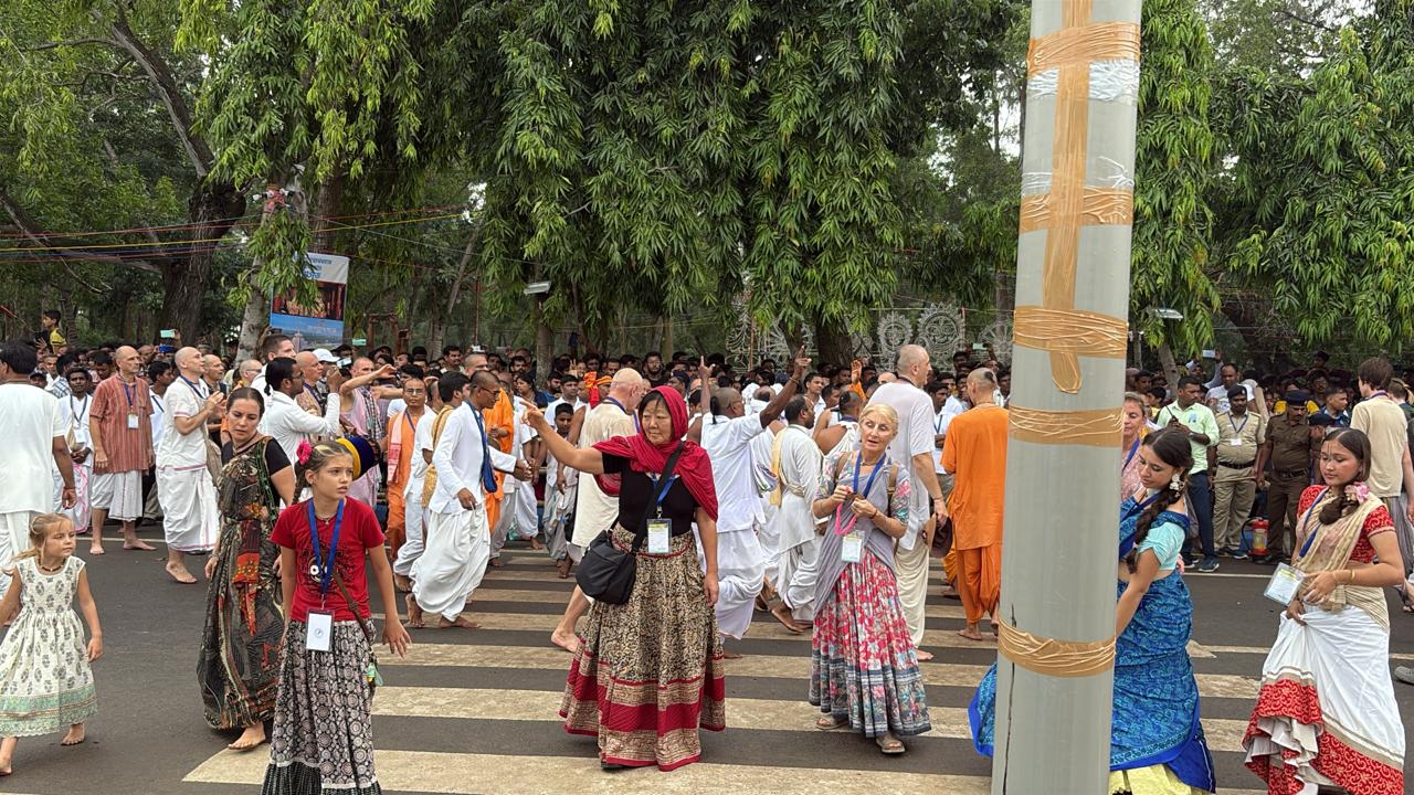 জগন্নাথপ্রেমে হাজির হয়েছেন প্রচুর বিদেশীও।